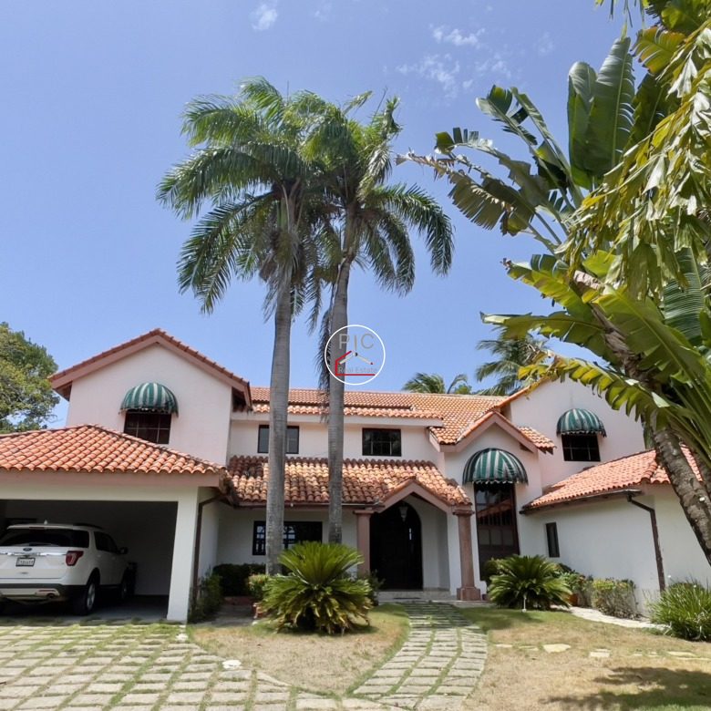 A Rare Oceanfront Opportunity — 5,400 m² of Land in Two Lots – EXCEPTIONAL COLONIAL-STYLE OCEANFRONT ESTATE — Playa Chiquita, Sosúa