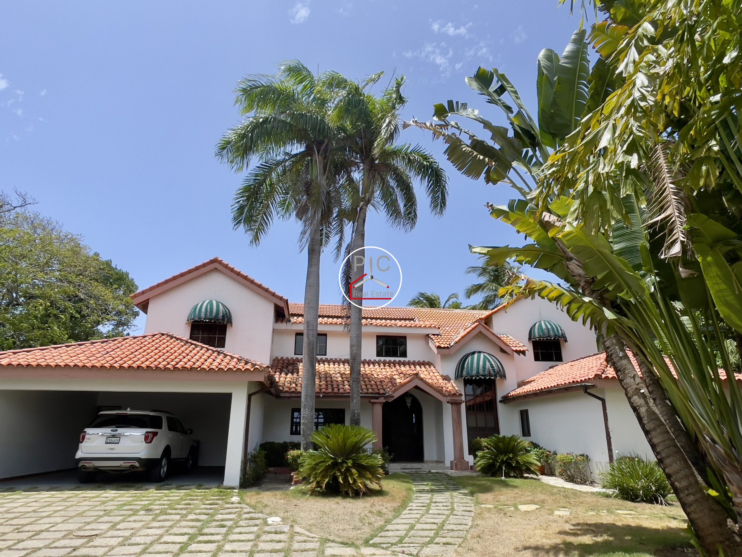 A Rare Oceanfront Opportunity — 5,400 m² of Land in Two Lots – EXCEPTIONAL COLONIAL-STYLE OCEANFRONT ESTATE — Playa Chiquita, Sosúa