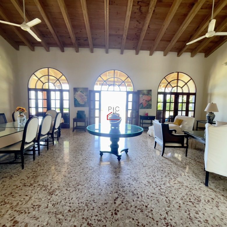 A Rare Oceanfront Opportunity — 5,400 m² of Land in Two Lots – EXCEPTIONAL COLONIAL-STYLE OCEANFRONT ESTATE — Playa Chiquita, Sosúa