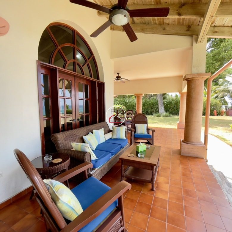 A Rare Oceanfront Opportunity — 5,400 m² of Land in Two Lots – EXCEPTIONAL COLONIAL-STYLE OCEANFRONT ESTATE — Playa Chiquita, Sosúa