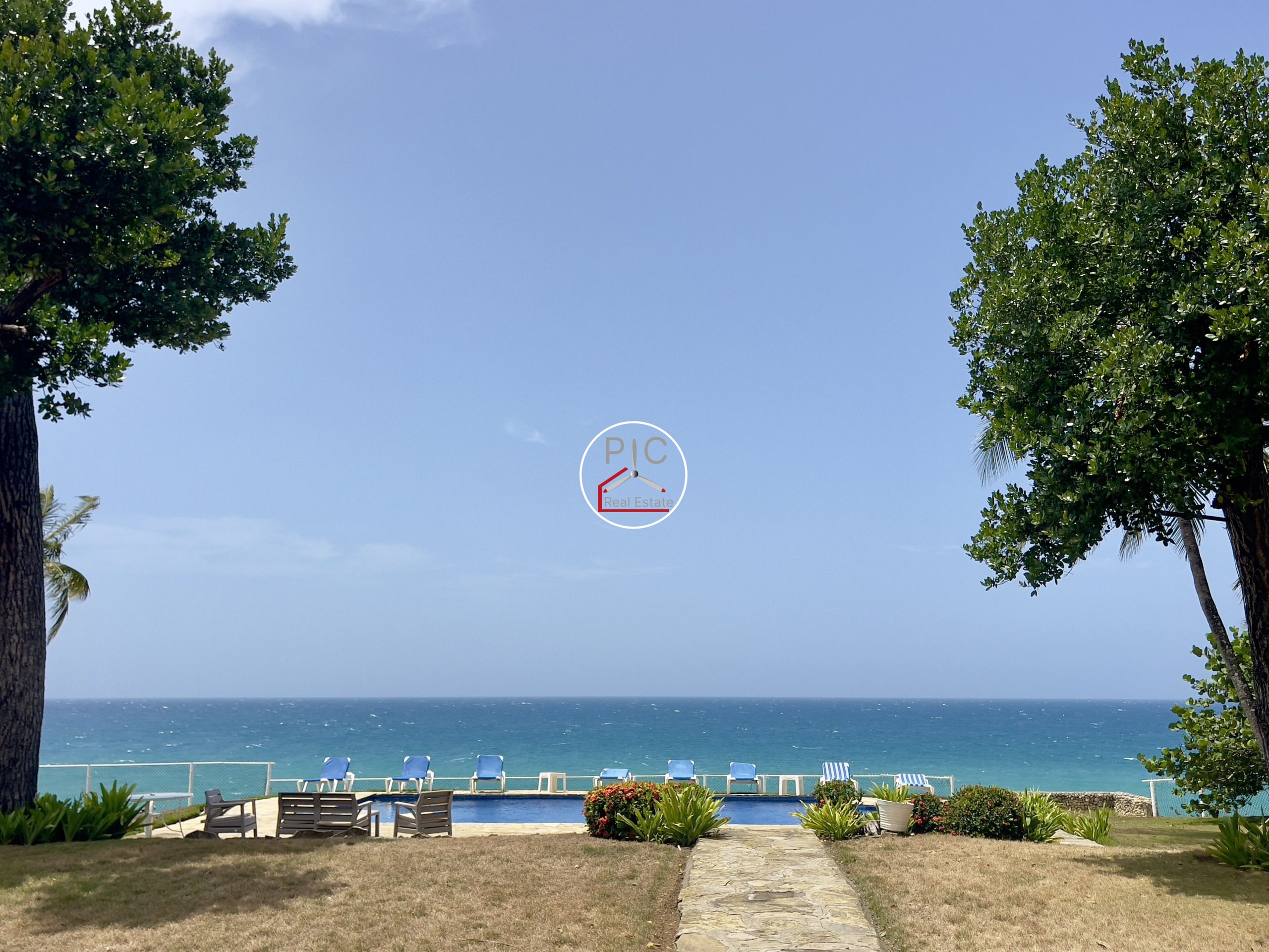 A Rare Oceanfront Opportunity — 5,400 m² of Land in Two Lots – EXCEPTIONAL COLONIAL-STYLE OCEANFRONT ESTATE — Playa Chiquita, Sosúa