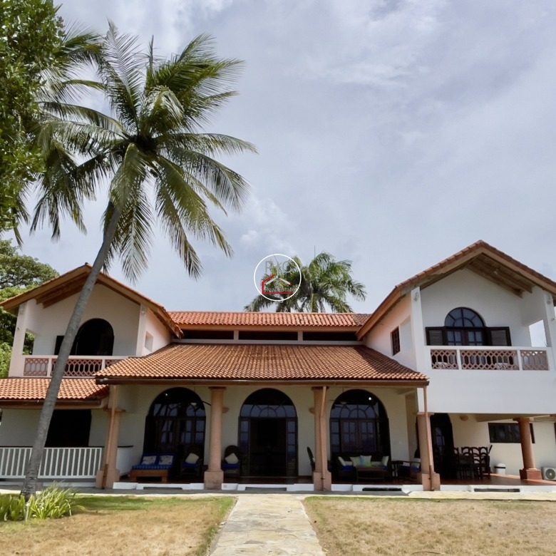 A Rare Oceanfront Opportunity — 5,400 m² of Land in Two Lots – EXCEPTIONAL COLONIAL-STYLE OCEANFRONT ESTATE — Playa Chiquita, Sosúa
