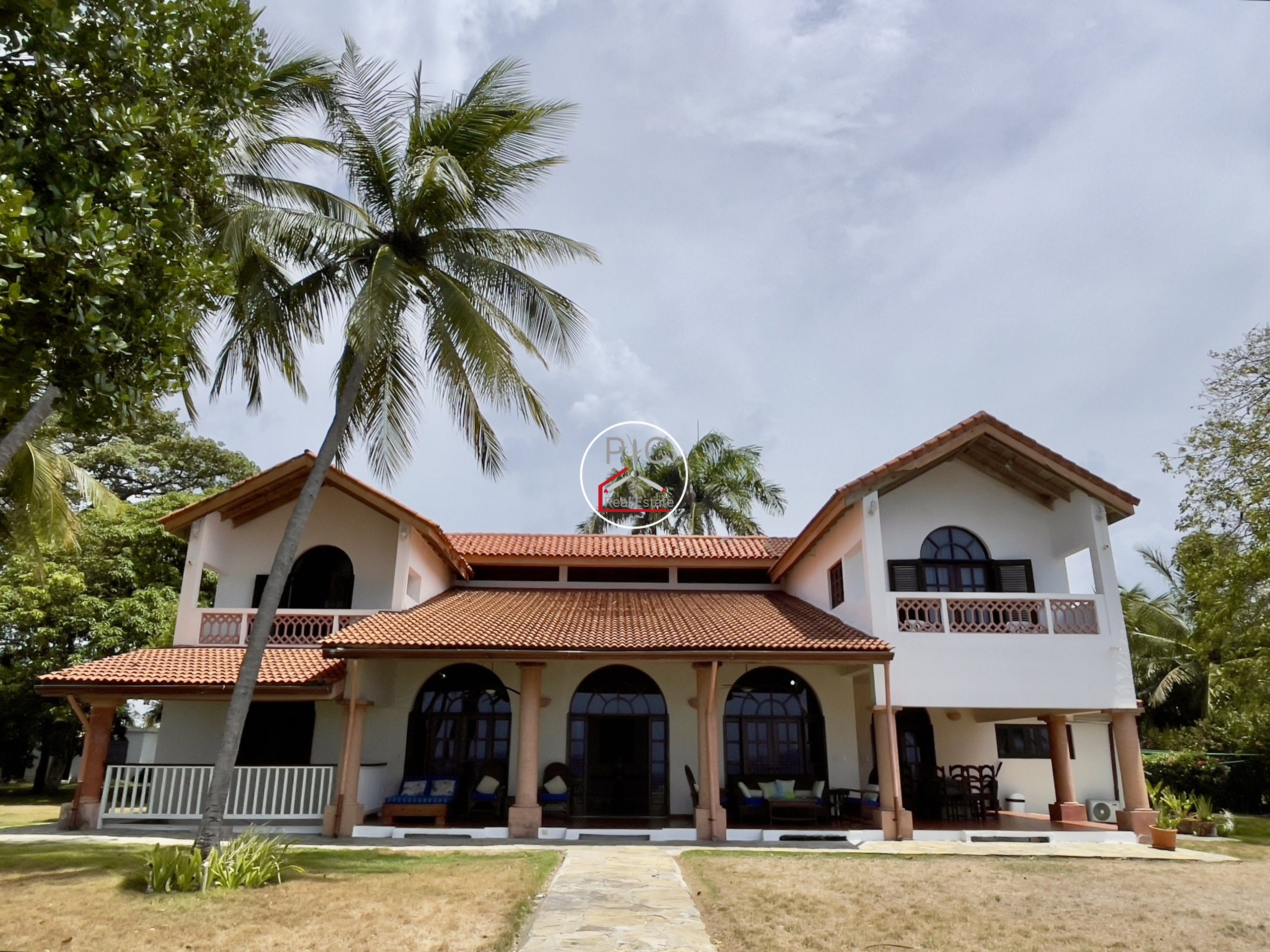 A Rare Oceanfront Opportunity — 5,400 m² of Land in Two Lots – EXCEPTIONAL COLONIAL-STYLE OCEANFRONT ESTATE — Playa Chiquita, Sosúa