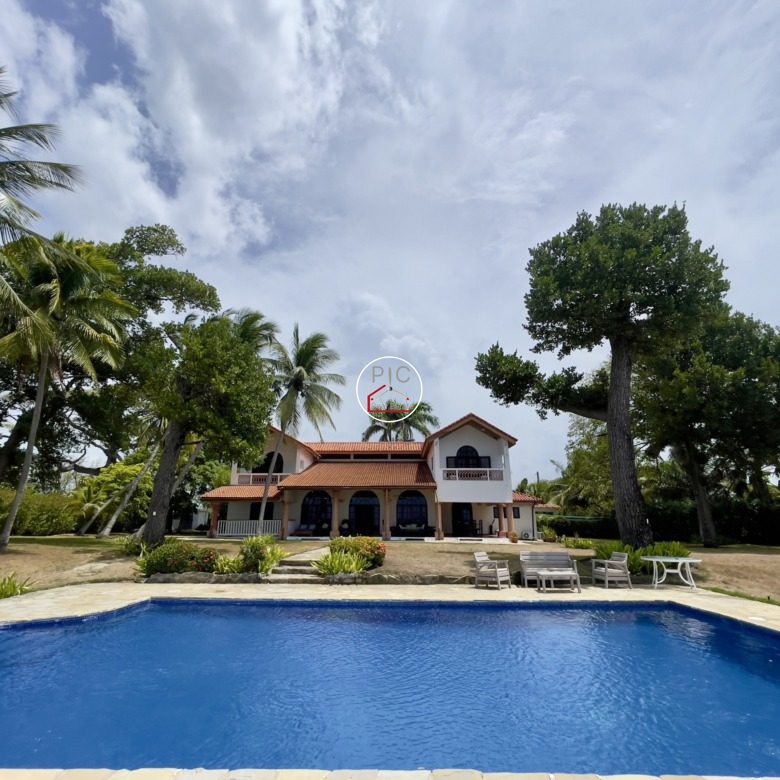 A Rare Oceanfront Opportunity — 5,400 m² of Land in Two Lots – EXCEPTIONAL COLONIAL-STYLE OCEANFRONT ESTATE — Playa Chiquita, Sosúa