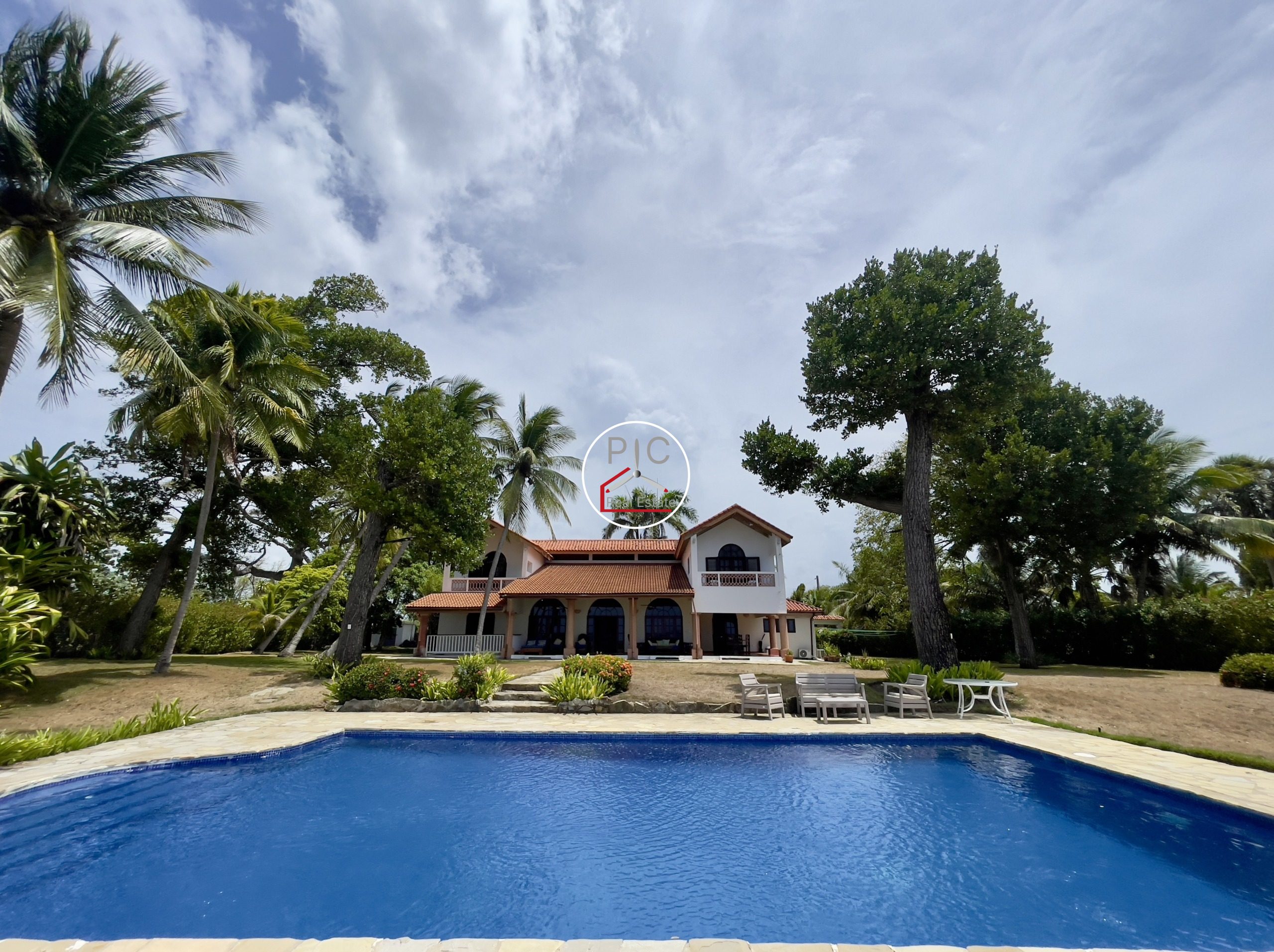 A Rare Oceanfront Opportunity — 5,400 m² of Land in Two Lots – EXCEPTIONAL COLONIAL-STYLE OCEANFRONT ESTATE — Playa Chiquita, Sosúa