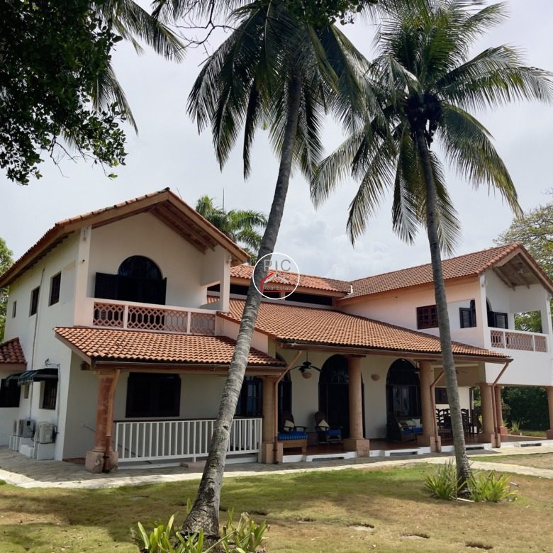 A Rare Oceanfront Opportunity — 5,400 m² of Land in Two Lots – EXCEPTIONAL COLONIAL-STYLE OCEANFRONT ESTATE — Playa Chiquita, Sosúa