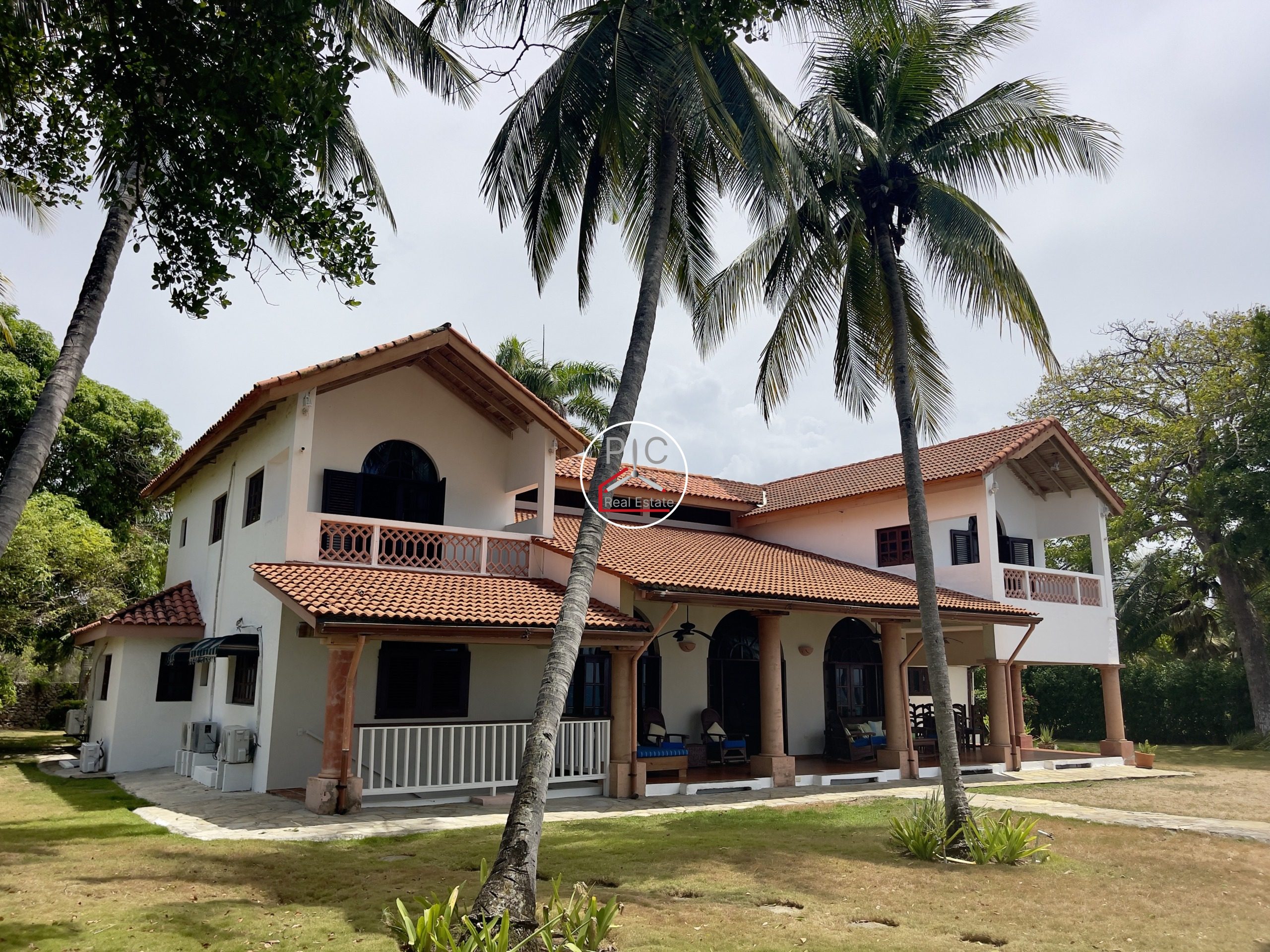 A Rare Oceanfront Opportunity — 5,400 m² of Land in Two Lots – EXCEPTIONAL COLONIAL-STYLE OCEANFRONT ESTATE — Playa Chiquita, Sosúa