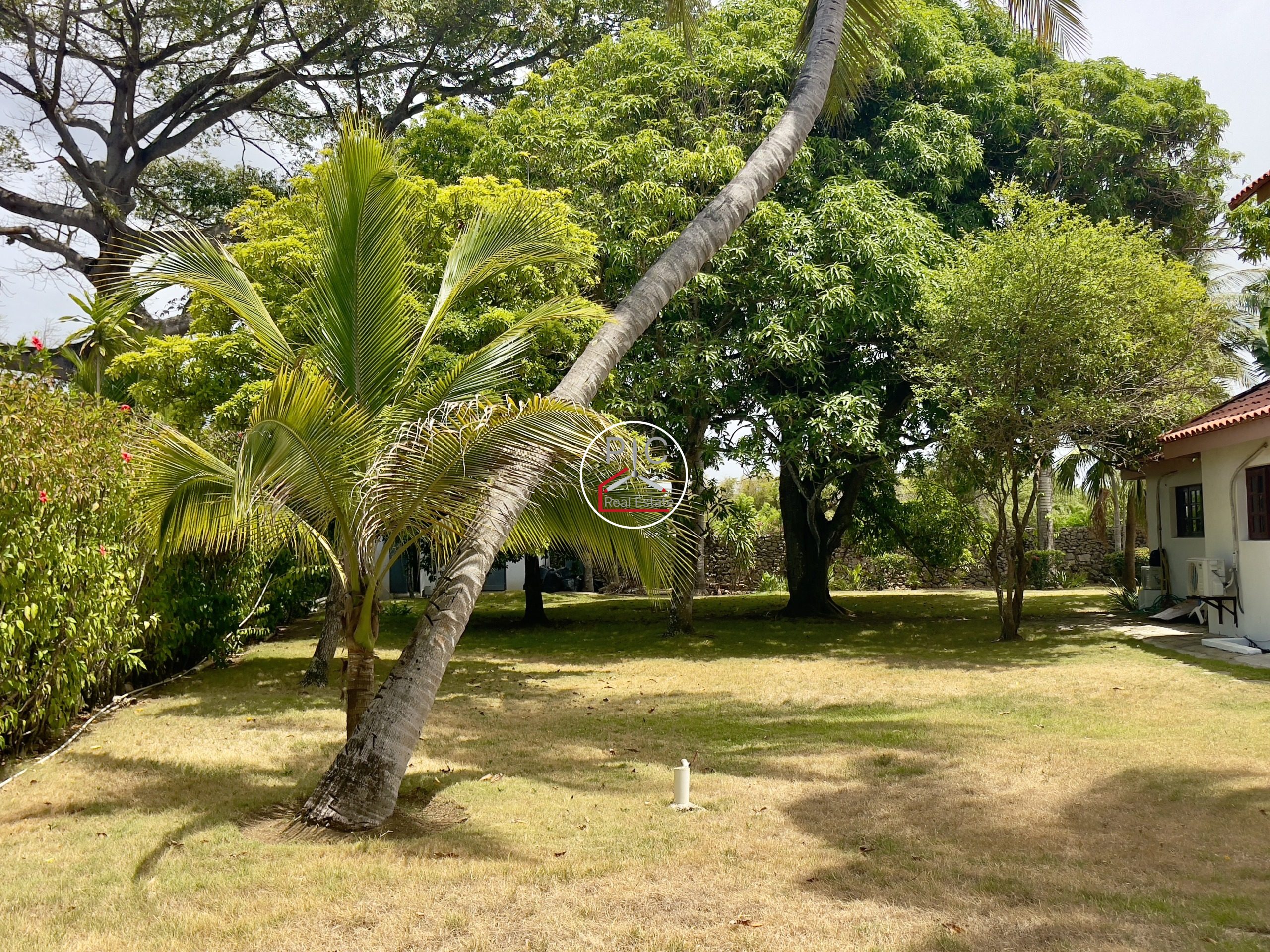 A Rare Oceanfront Opportunity — 5,400 m² of Land in Two Lots – EXCEPTIONAL COLONIAL-STYLE OCEANFRONT ESTATE — Playa Chiquita, Sosúa