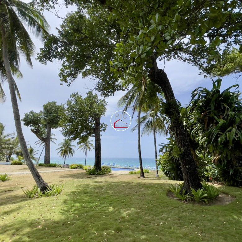 A Rare Oceanfront Opportunity — 5,400 m² of Land in Two Lots – EXCEPTIONAL COLONIAL-STYLE OCEANFRONT ESTATE — Playa Chiquita, Sosúa