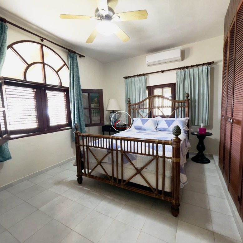 A Rare Oceanfront Opportunity — 5,400 m² of Land in Two Lots – EXCEPTIONAL COLONIAL-STYLE OCEANFRONT ESTATE — Playa Chiquita, Sosúa