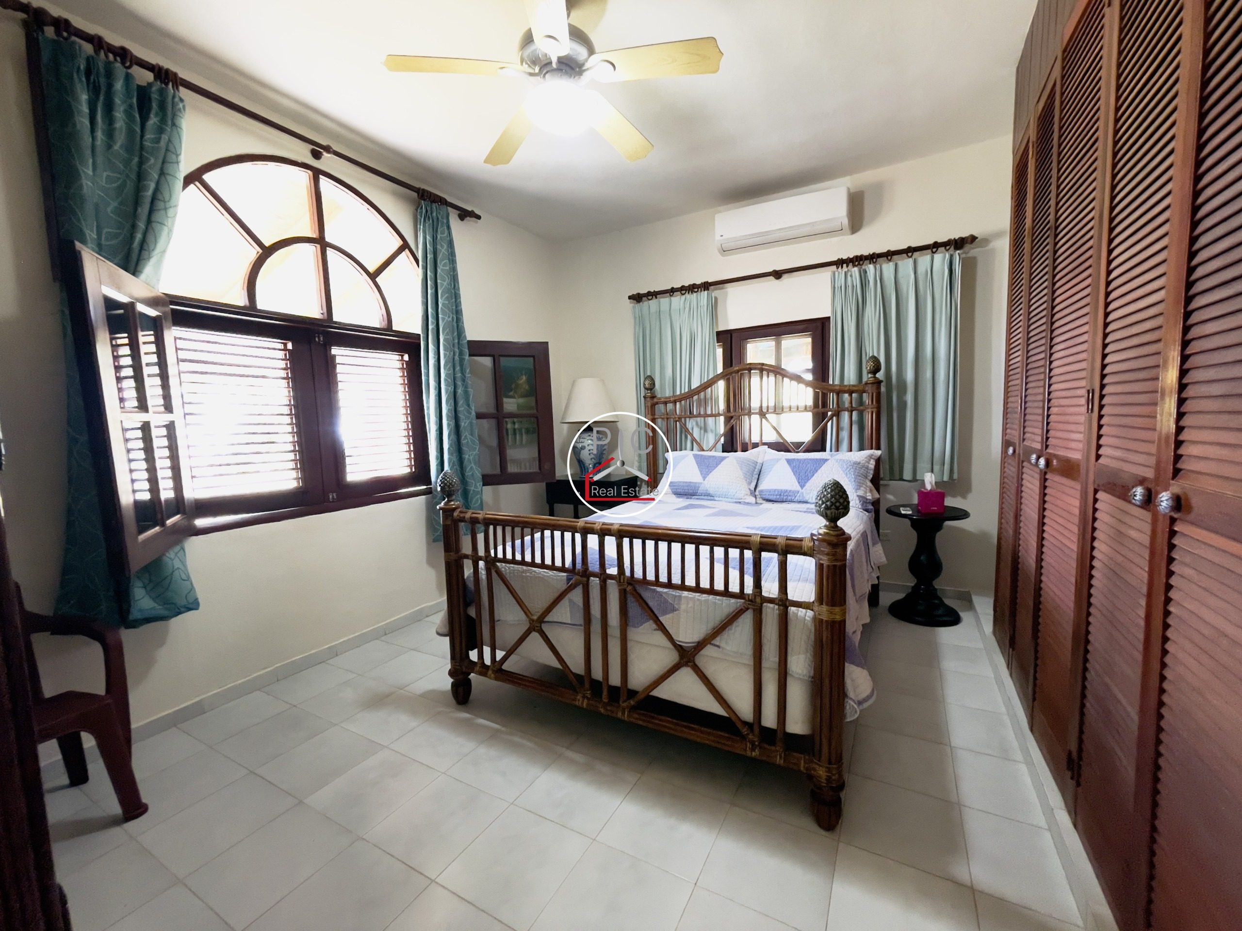 A Rare Oceanfront Opportunity — 5,400 m² of Land in Two Lots – EXCEPTIONAL COLONIAL-STYLE OCEANFRONT ESTATE — Playa Chiquita, Sosúa