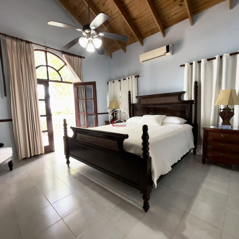 A Rare Oceanfront Opportunity — 5,400 m² of Land in Two Lots – EXCEPTIONAL COLONIAL-STYLE OCEANFRONT ESTATE — Playa Chiquita, Sosúa