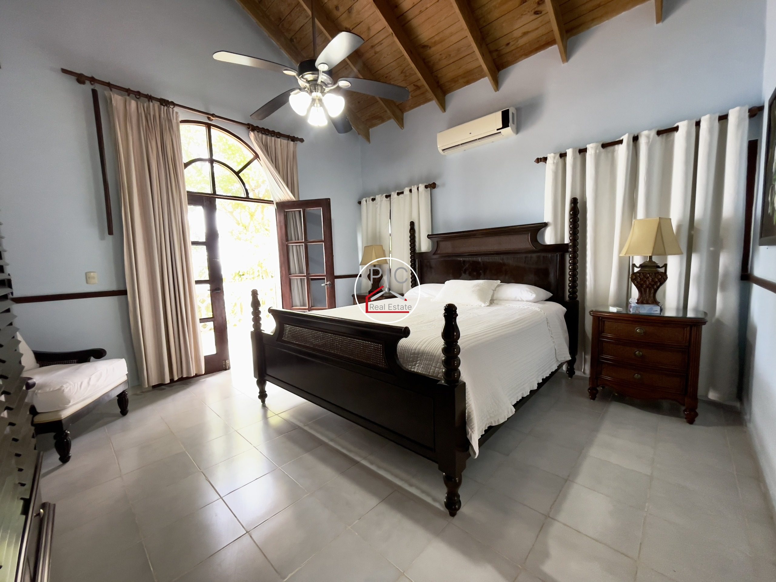 A Rare Oceanfront Opportunity — 5,400 m² of Land in Two Lots – EXCEPTIONAL COLONIAL-STYLE OCEANFRONT ESTATE — Playa Chiquita, Sosúa
