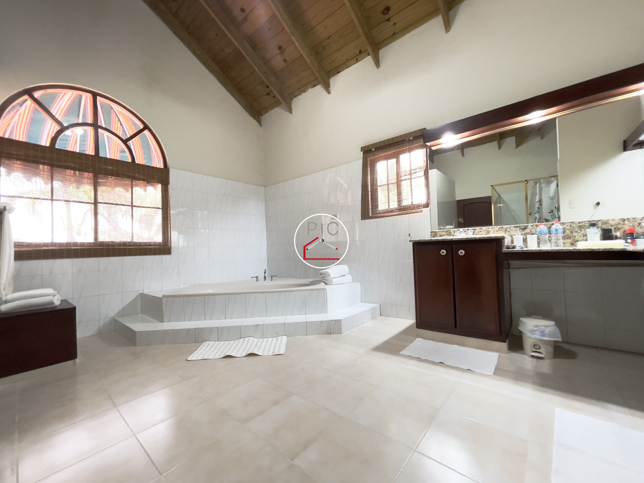 A Rare Oceanfront Opportunity — 5,400 m² of Land in Two Lots – EXCEPTIONAL COLONIAL-STYLE OCEANFRONT ESTATE — Playa Chiquita, Sosúa