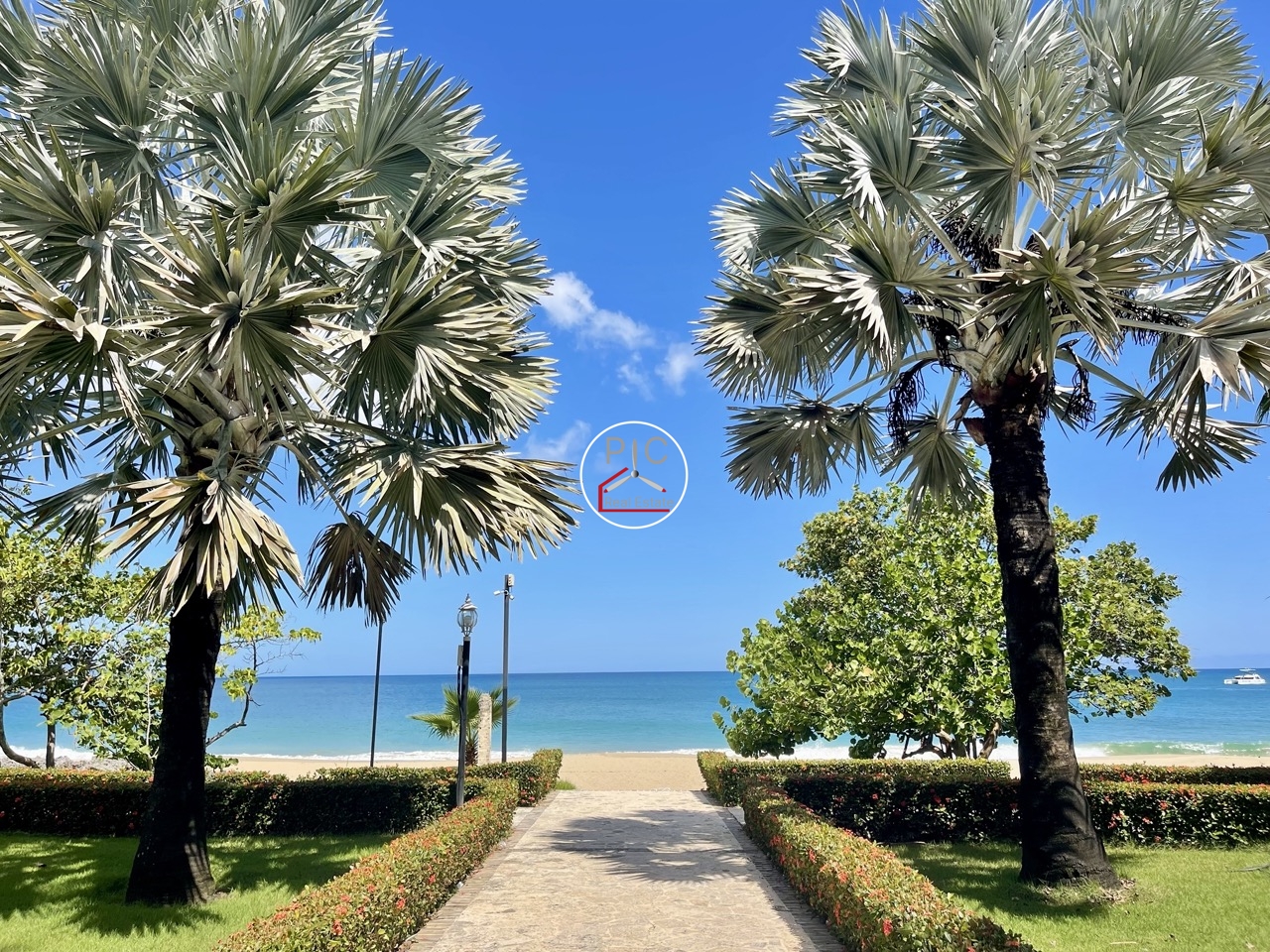Oceanfront Ground-Floor Apartment — Beachfront Living | Infinity Pool | Gated Community